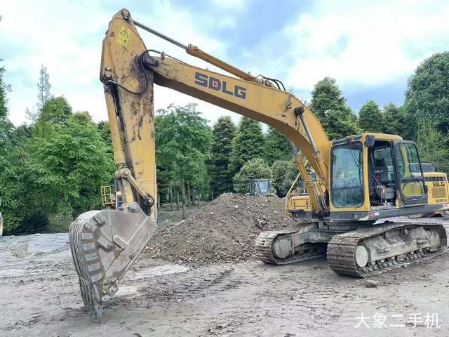 山东临工 LG6210E 挖掘机