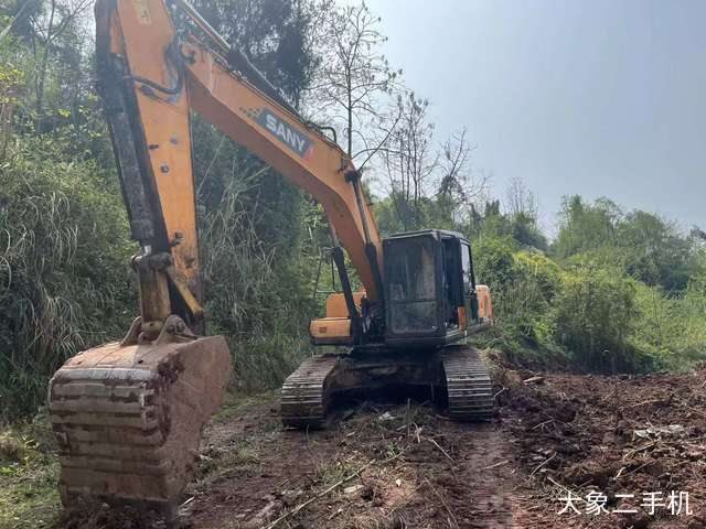 三一重工 SY215C-9 挖掘机