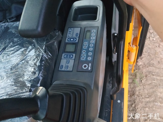 龙工 LG6225E 挖掘机