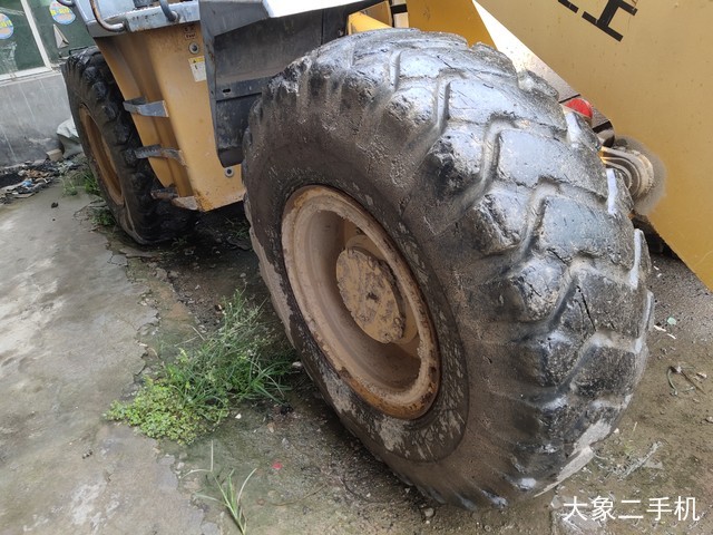 龙工 LG833B 装载机