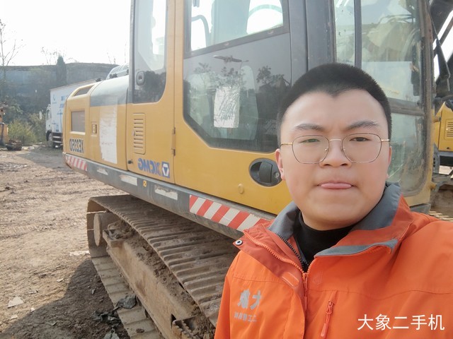 徐工 XE215D 挖掘机