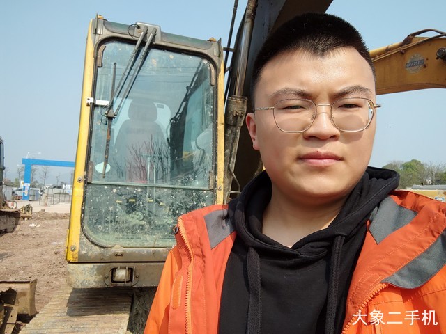 徐工 XE75D 挖掘机