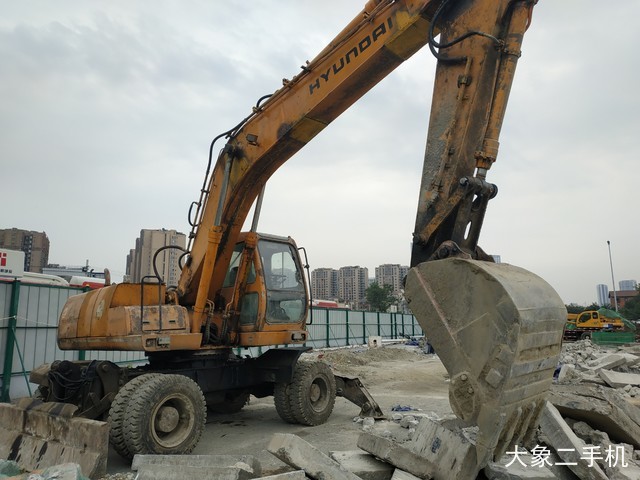 现代 R210W-5 挖掘机