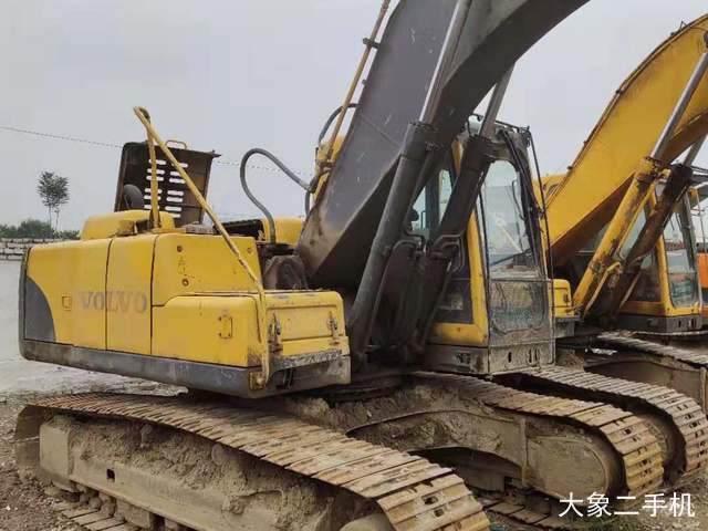 沃尔沃 EC210B 挖掘机