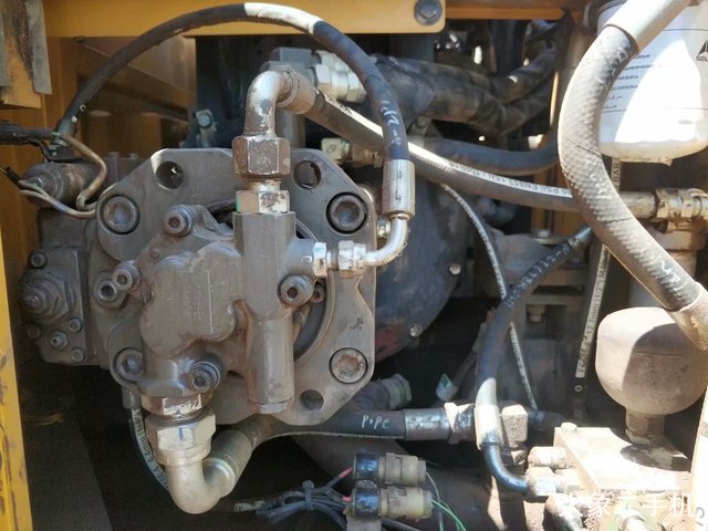 山东临工 LG6135E 挖掘机