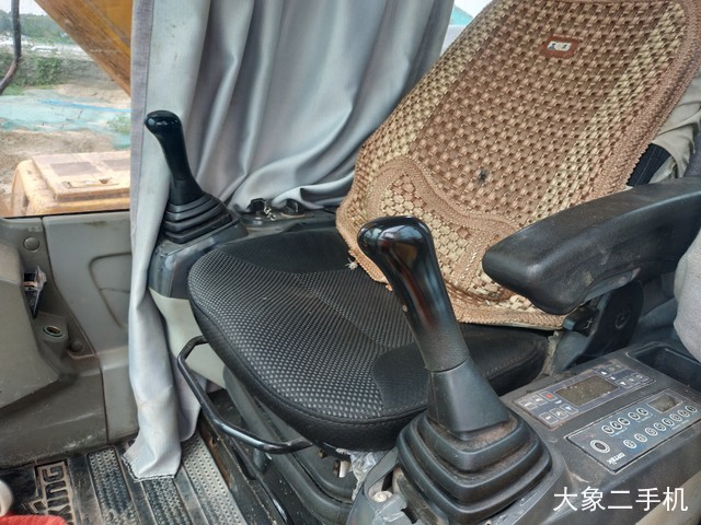 龙工 LG6225E 挖掘机