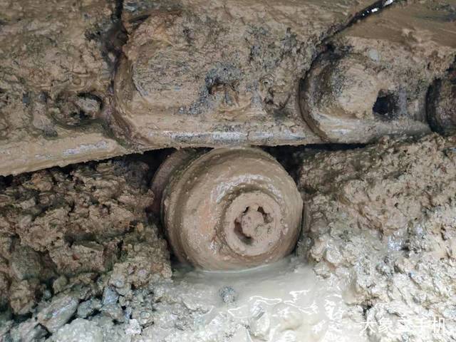 现代 R215-7 挖掘机