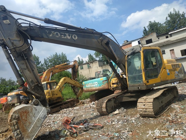 沃尔沃 EC240B 挖掘机