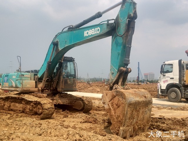 神钢 SK270D 挖掘机