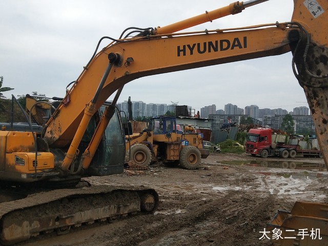 现代 R225LC-7 挖掘机