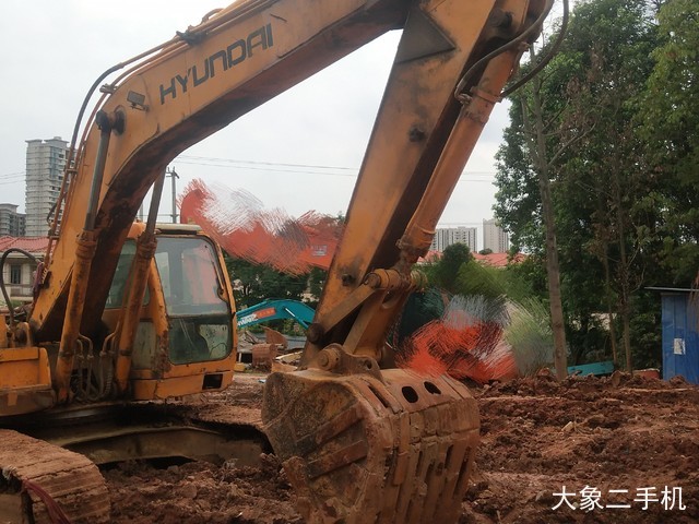 现代 R220-5 挖掘机