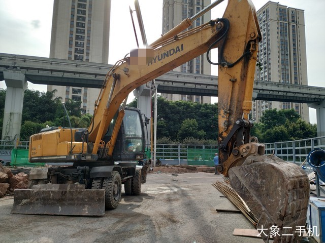 现代 R210W-7 挖掘机