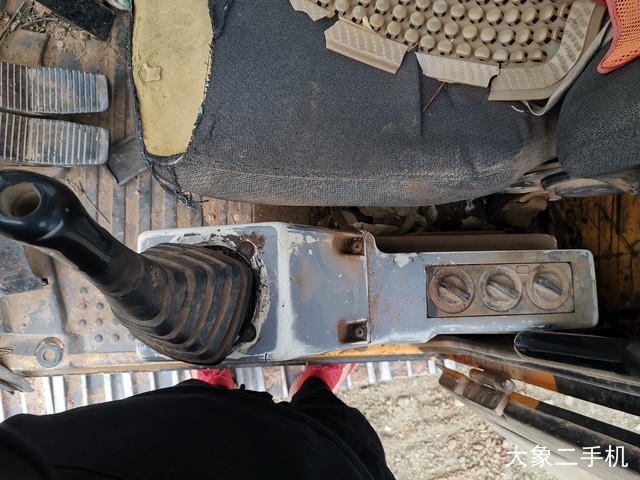 现代 R130W-5 挖掘机