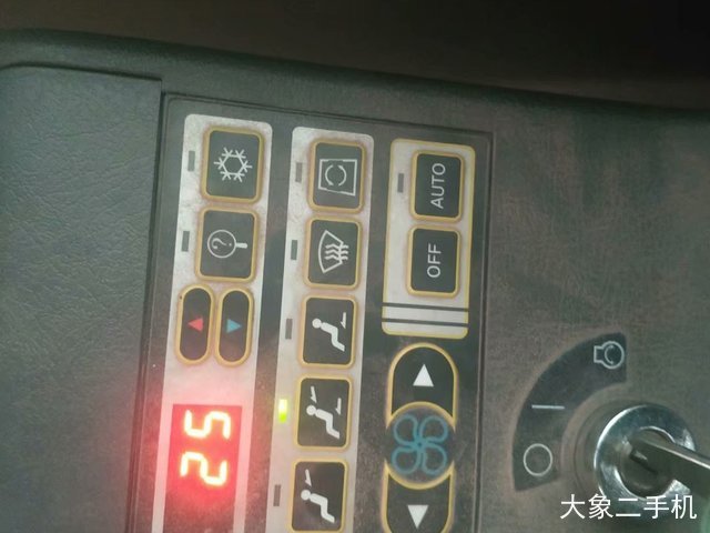 山东临工 LG6135E 挖掘机