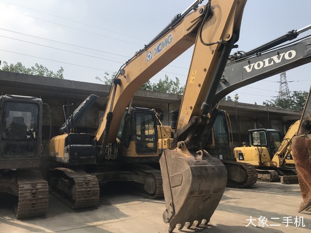 徐工 XE215C 挖掘机