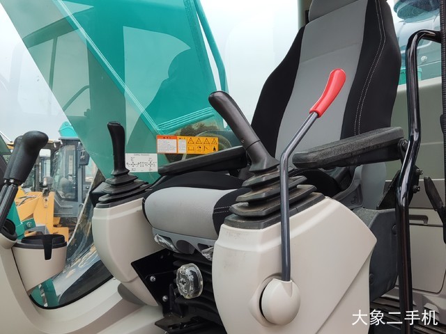 神钢 PC240LC-8 挖掘机