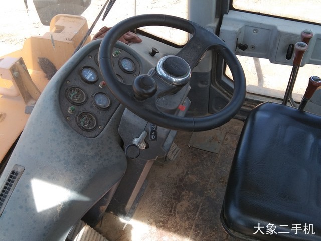 龙工 LG833B 装载机