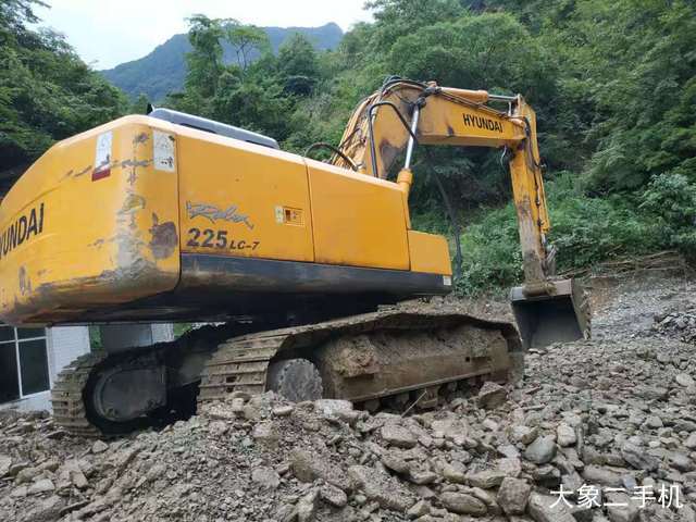 现代 R215-7 挖掘机