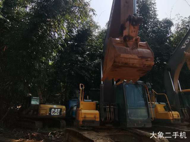 沃尔沃 EC220D 挖掘机