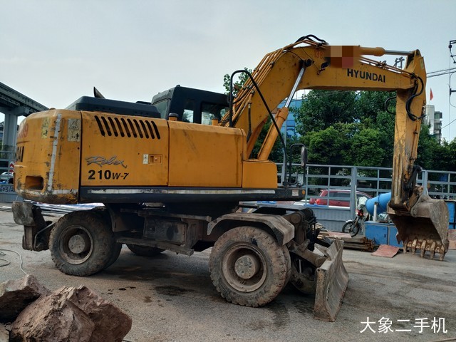 现代 R210W-7 挖掘机