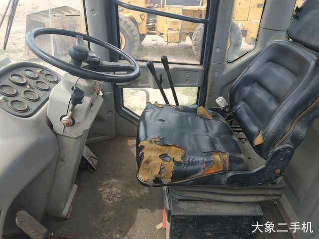 龙工 LG833B 装载机