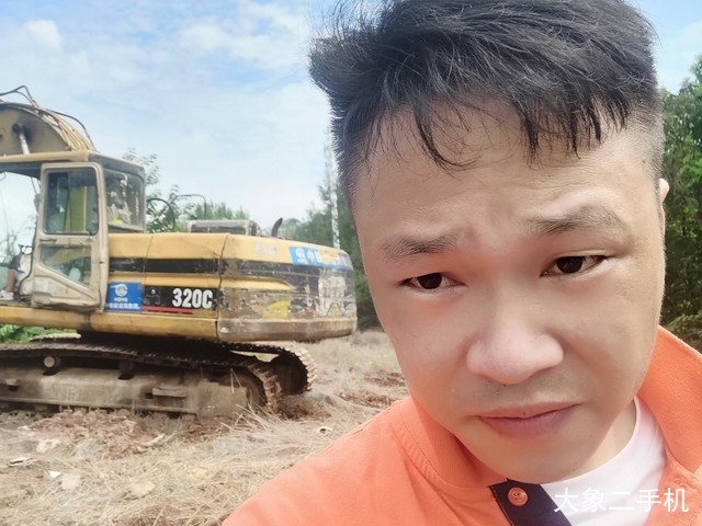 卡特彼勒 320B 挖掘机