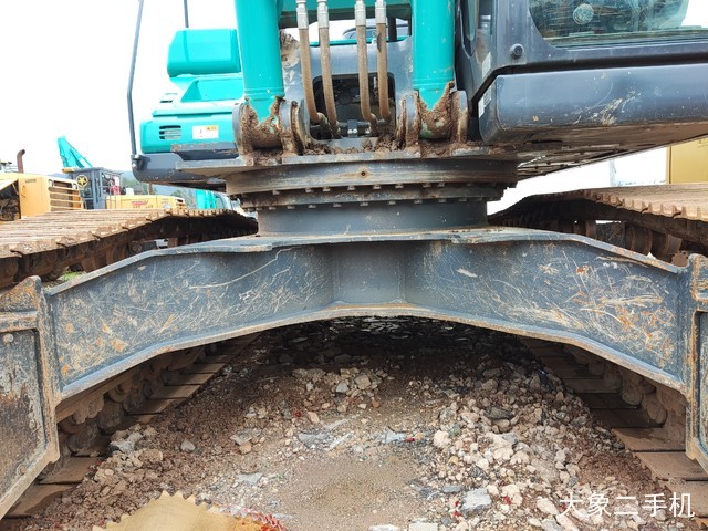 神钢 PC240LC-8 挖掘机