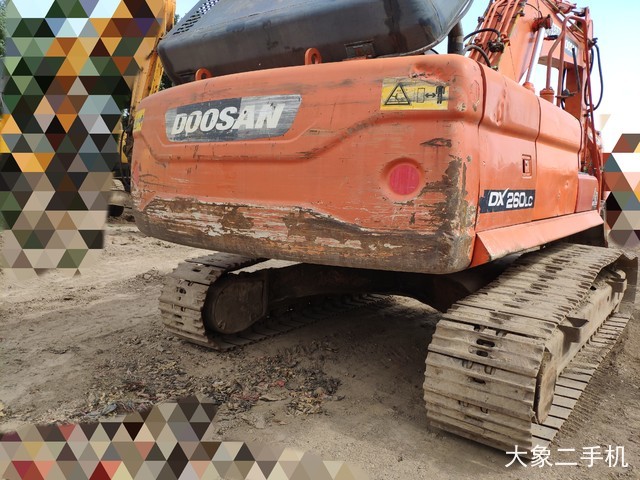 斗山 DX260LC 挖掘机