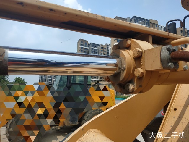 龙工 LG833B 装载机