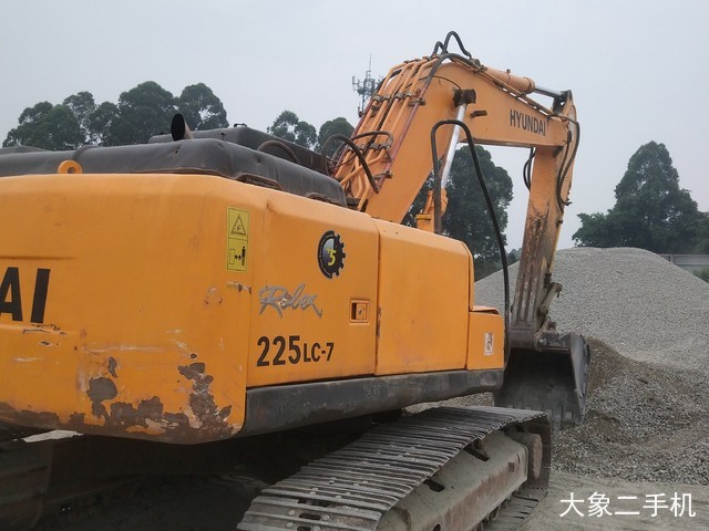 现代 R225LC-7 挖掘机