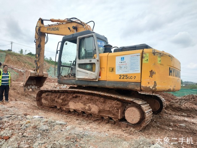 现代 R225LC-7 挖掘机