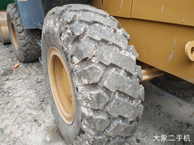 龙工 LG833 装载机