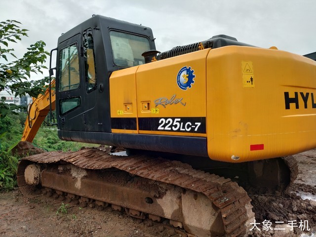 现代 R225LC-7 挖掘机