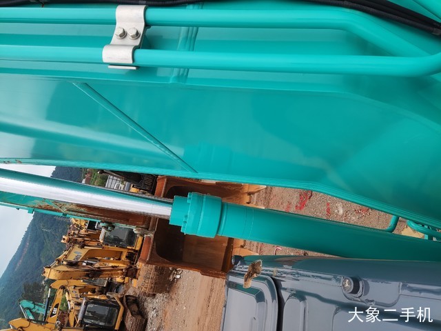 神钢 PC240LC-8 挖掘机