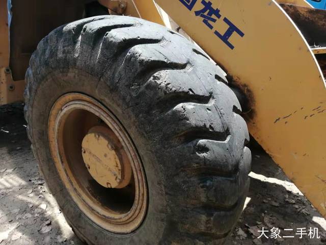 龙工 LG833 装载机