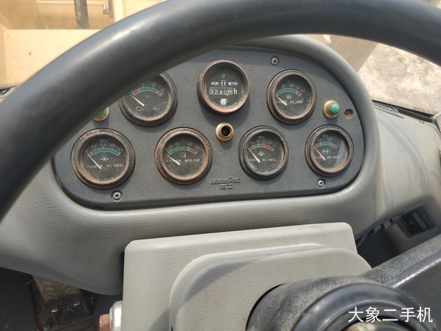 龙工 LG833B 装载机