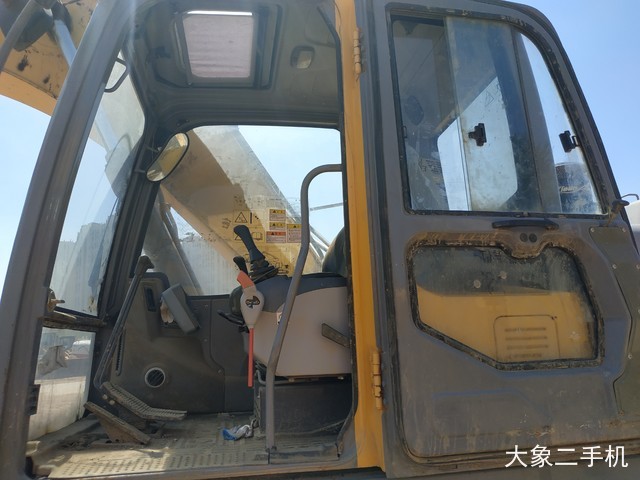 徐工 XE215D 挖掘机