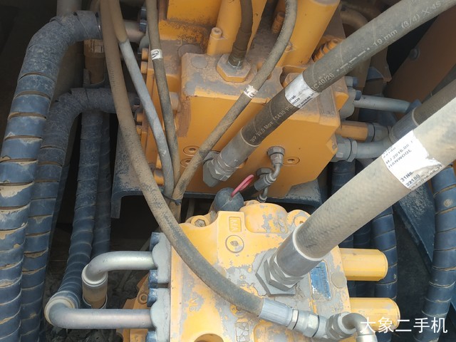 现代 R215LVS 挖掘机