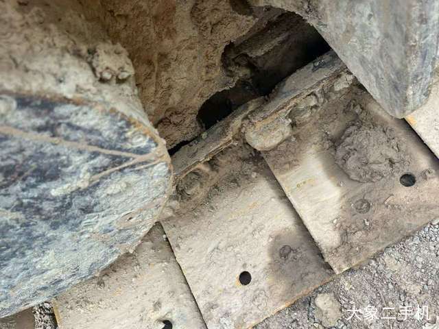 龙工 CDM6075 挖掘机