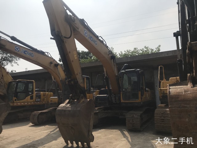 徐工 XE215C 挖掘机