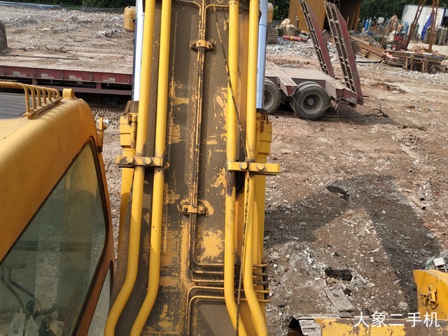 现代 R220LC-5 挖掘机