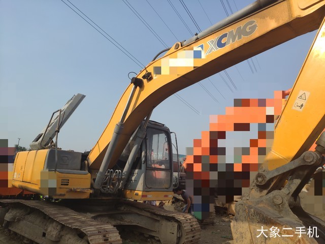 徐工 XE215C 挖掘机