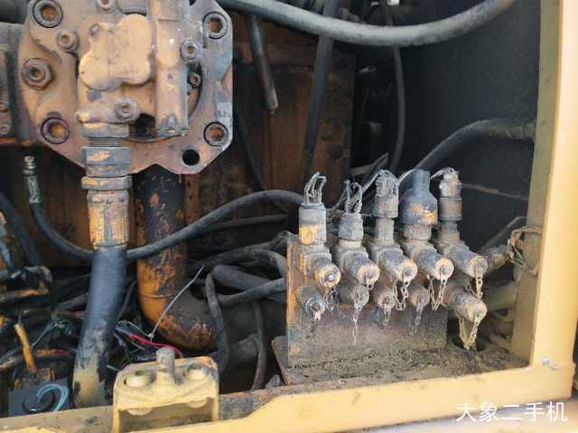 现代 R130LC-5 挖掘机