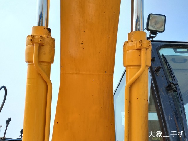 龙工 LG6225E 挖掘机