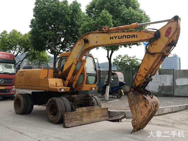 现代 R130LC-5 挖掘机