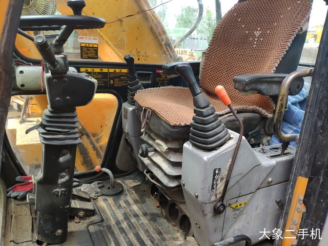 现代 R210W-5 挖掘机