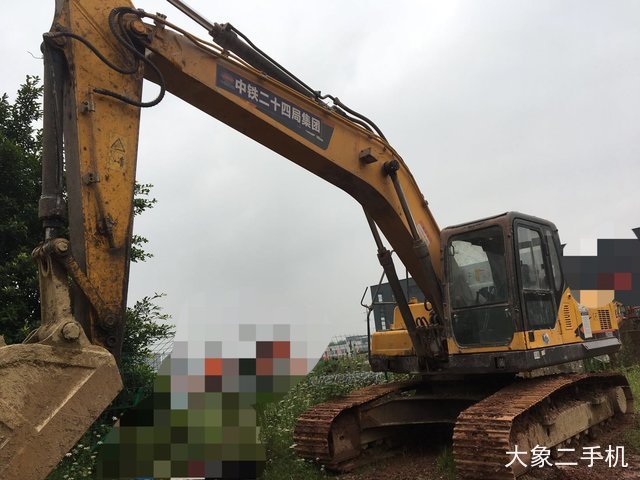 雷沃重工 FR220E 挖掘机