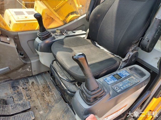 龙工 LG6225E 挖掘机