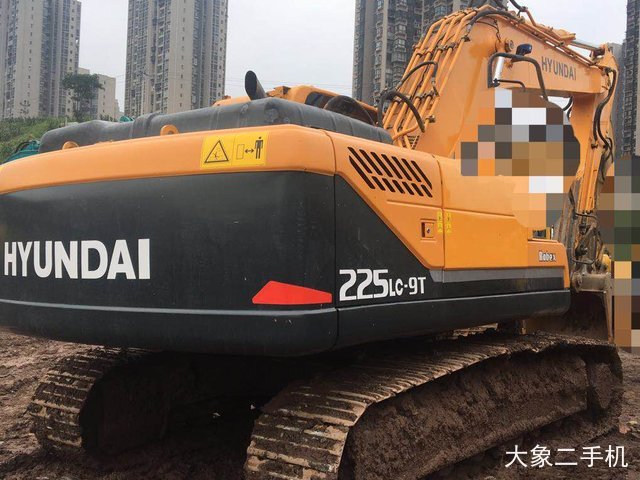 现代 R215-9 挖掘机