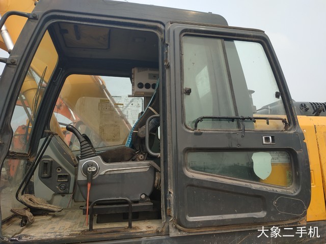 现代 R215-7 挖掘机